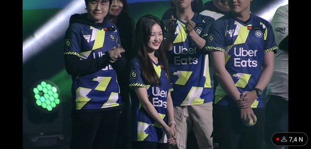 Gái xinh khiến nam streamer nhà Độ Mixi có hành động đặc biệt trên sóng, "tổ check var" nhanh chóng vào cuộc - Ảnh 3. Gái xinh khiến nam streamer nhà Độ Mixi có hành động đặc biệt trên sóng, "tổ check var" nhanh chóng vào cuộc - Ảnh 3.