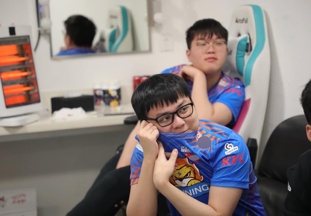 SofM và Bin rất thân thiết hồi còn thi đấu cùng nhau trong màu áo SN SofM và Bin rất thân thiết hồi còn thi đấu cùng nhau trong màu áo SN