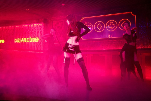 CiiN tình tứ với trai lạ trong "hit" trăm triệu, tặng quà bản thân trước thêm tuổi mới - Ảnh 2. CiiN tình tứ với trai lạ trong "hit" trăm triệu, tặng quà bản thân trước thêm tuổi mới - Ảnh 2.