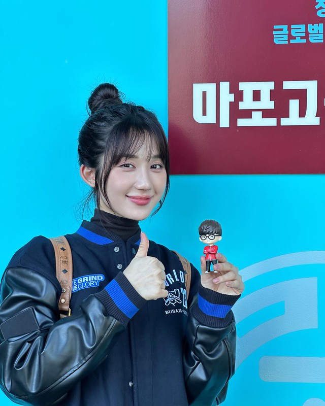 Fan nữ T1 rạng rỡ trên khán đài, so kè với MC Minh Nghi cũng chẳng kém cạnh - Ảnh 6. Fan nữ T1 rạng rỡ trên khán đài, so kè với MC Minh Nghi cũng chẳng kém cạnh - Ảnh 6.