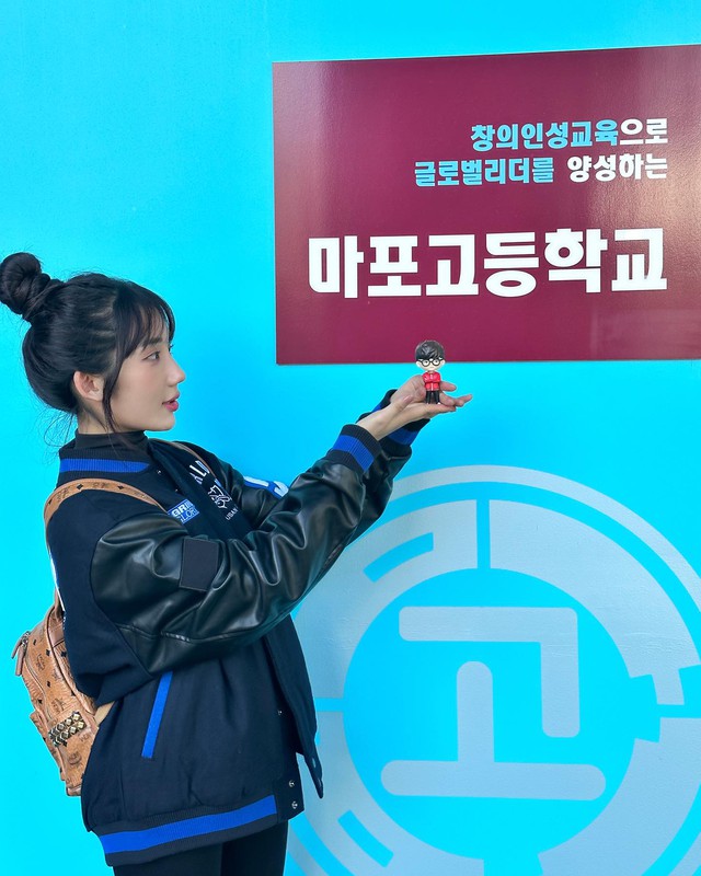 Fan nữ T1 rạng rỡ trên khán đài, so kè với MC Minh Nghi cũng chẳng kém cạnh - Ảnh 7. Fan nữ T1 rạng rỡ trên khán đài, so kè với MC Minh Nghi cũng chẳng kém cạnh - Ảnh 7.