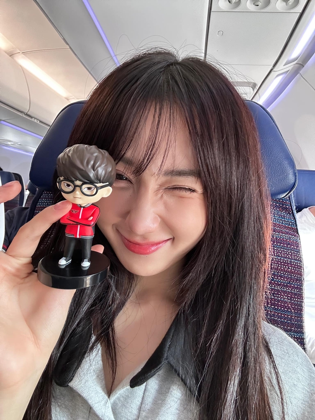 Fan nữ T1 rạng rỡ trên khán đài, so kè với MC Minh Nghi cũng chẳng kém cạnh - Ảnh 5. Fan nữ T1 rạng rỡ trên khán đài, so kè với MC Minh Nghi cũng chẳng kém cạnh - Ảnh 5.