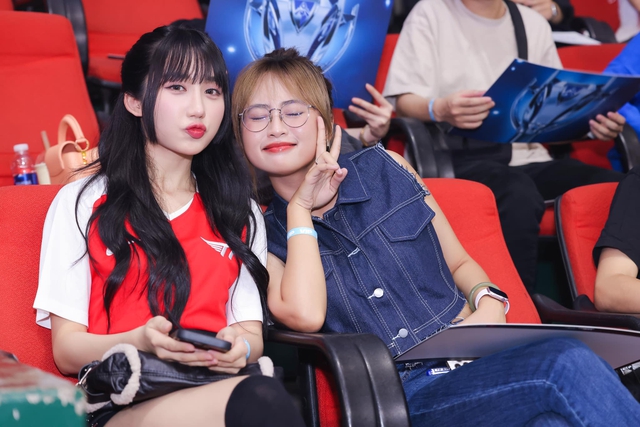 Fan nữ T1 rạng rỡ trên khán đài, so kè với MC Minh Nghi cũng chẳng kém cạnh - Ảnh 4. Fan nữ T1 rạng rỡ trên khán đài, so kè với MC Minh Nghi cũng chẳng kém cạnh - Ảnh 4.