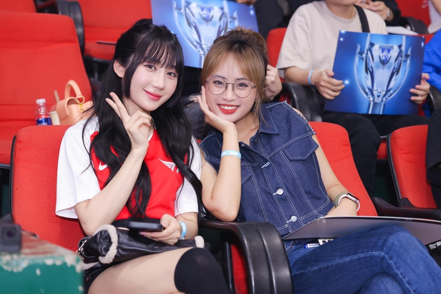 Fan nữ T1 rạng rỡ trên khán đài, so kè với MC Minh Nghi cũng chẳng kém cạnh - Ảnh 2. Fan nữ T1 rạng rỡ trên khán đài, so kè với MC Minh Nghi cũng chẳng kém cạnh - Ảnh 2.