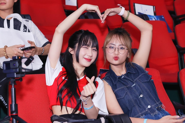 Fan nữ T1 rạng rỡ trên khán đài, so kè với MC Minh Nghi cũng chẳng kém cạnh - Ảnh 3. Fan nữ T1 rạng rỡ trên khán đài, so kè với MC Minh Nghi cũng chẳng kém cạnh - Ảnh 3.