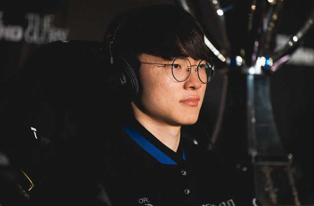 Anh cũng là tuyển thủ trẻ tuổi nhất kiêm lớn tuổi nhất từng vô địch CKTG Anh cũng là tuyển thủ trẻ tuổi nhất kiêm lớn tuổi nhất từng vô địch CKTG