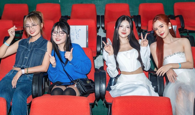 Dàn gái đẹp MC Esports "xả ảnh" hậu CKTG, khó tìm ra người chiếm "spotlight" - Ảnh 1. Dàn gái đẹp MC Esports "xả ảnh" hậu CKTG, khó tìm ra người chiếm "spotlight" - Ảnh 1.