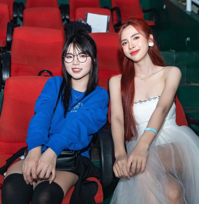 Dàn gái đẹp MC Esports "xả ảnh" hậu CKTG, khó tìm ra người chiếm "spotlight" - Ảnh 3. Dàn gái đẹp MC Esports "xả ảnh" hậu CKTG, khó tìm ra người chiếm "spotlight" - Ảnh 3.