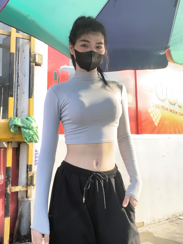 Khoe vóc dáng nuột nà đứng bán cafe dạo, gái xinh đáp trả khi bị dân tình "đánh giá" - Ảnh 3. Khoe vóc dáng nuột nà đứng bán cafe dạo, gái xinh đáp trả khi bị dân tình "đánh giá" - Ảnh 3.