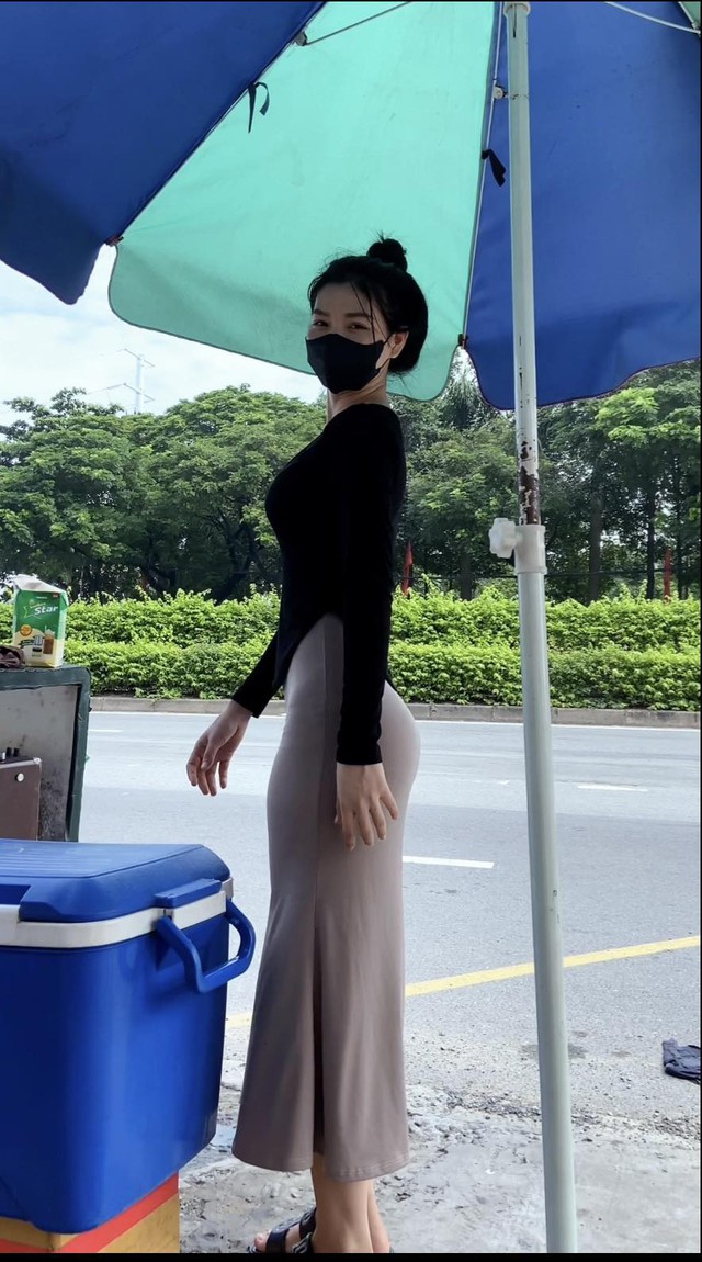 Khoe vóc dáng nuột nà đứng bán cafe dạo, gái xinh đáp trả khi bị dân tình "đánh giá" - Ảnh 2. Khoe vóc dáng nuột nà đứng bán cafe dạo, gái xinh đáp trả khi bị dân tình "đánh giá" - Ảnh 2.