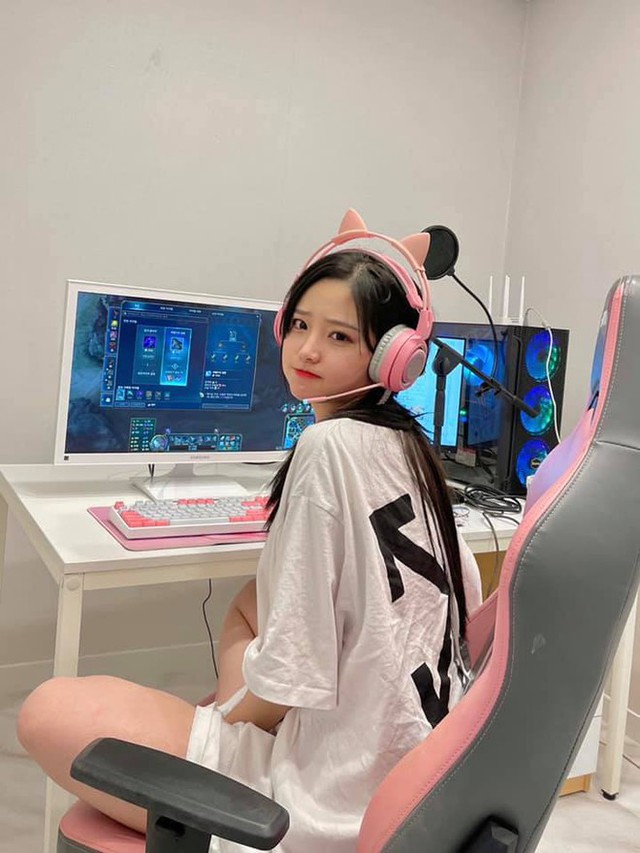 Ngắm bộ hình cực "bốc lửa" của nữ streamer may mắn, được Faker "ưu ái" nhớ tên - Ảnh 8.