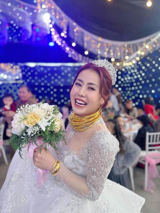 Giá vàng liên tục leo thang song kiềng vẫn đeo kín cổ, cô dâu xinh đẹp được dân mạng "xin vía" - Ảnh 1.