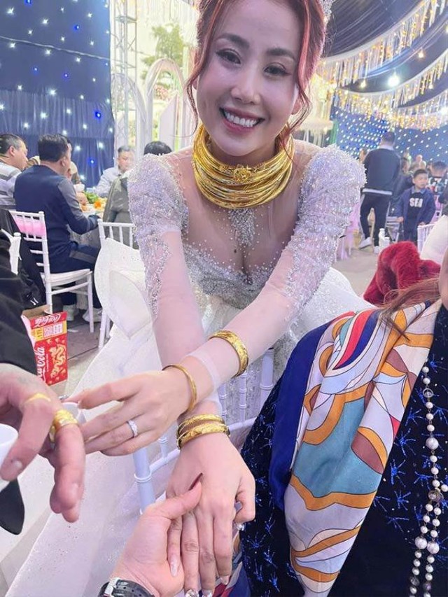 Giá vàng liên tục leo thang song kiềng vẫn đeo kín cổ, cô dâu xinh đẹp được dân mạng "xin vía" - Ảnh 3. Giá vàng liên tục leo thang song kiềng vẫn đeo kín cổ, cô dâu xinh đẹp được dân mạng "xin vía" - Ảnh 3.