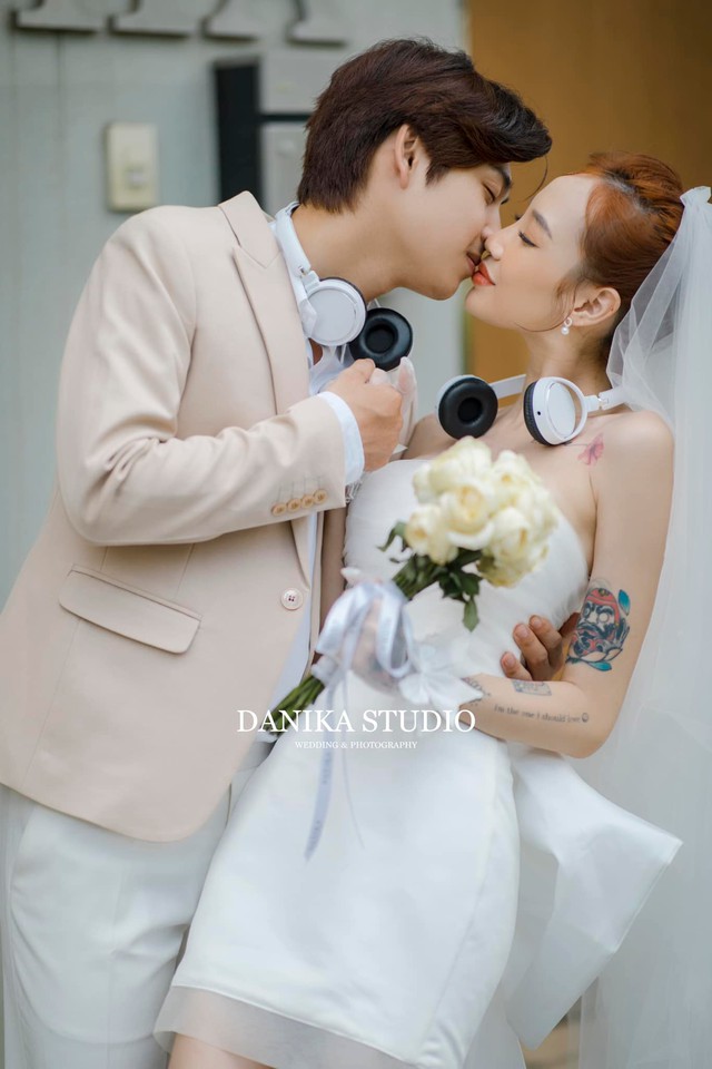 Nữ streamer nổi tiếng với phong cách "hư hỏng" đánh úp fan, bất ngờ tung ảnh lên xe hoa - Ảnh 8. Nữ streamer nổi tiếng với phong cách "hư hỏng" đánh úp fan, bất ngờ tung ảnh lên xe hoa - Ảnh 8.