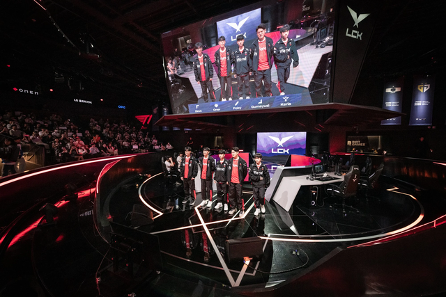 T1 từng gặp rất nhiều khó khăn khi Faker tạm nghỉ vì chấn thương T1 từng gặp rất nhiều khó khăn khi Faker tạm nghỉ vì chấn thương