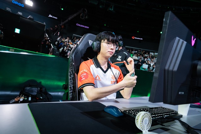 Sử dụng cặp bot kinh điển, Gumayusi - Keria lại bị "gạch đá" vì lý do hài hước - Ảnh 4. Sử dụng cặp bot kinh điển, Gumayusi - Keria lại bị "gạch đá" vì lý do hài hước - Ảnh 4.