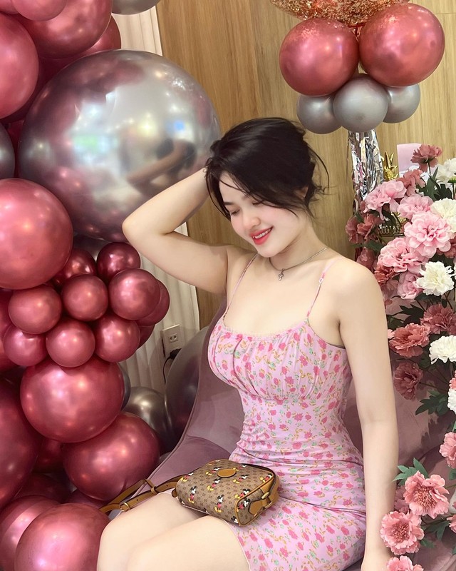 Sau tin đồn "mẹ anh bắt chia tay", nữ sinh nổi sóng show hẹn hò khoe quà hậu Valentine - Ảnh 1. Sau tin đồn "mẹ anh bắt chia tay", nữ sinh nổi sóng show hẹn hò khoe quà hậu Valentine - Ảnh 1.