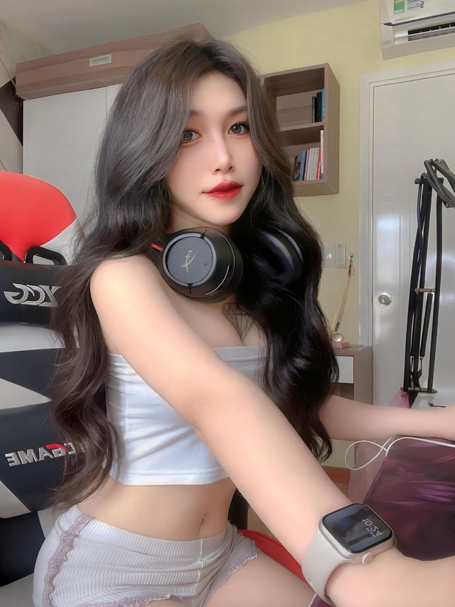 Đu trend "check var", nữ streamer hóa đặc vụ Viper khiến dân tình u mê - Ảnh 4. Đu trend "check var", nữ streamer hóa đặc vụ Viper khiến dân tình u mê - Ảnh 4.