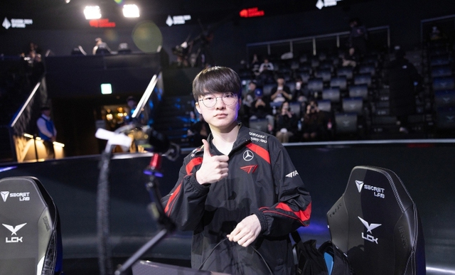 Azir là vị tướng sở trường của Faker và thường xuyên được sử dụng trong các trận quan trọng Azir là vị tướng sở trường của Faker và thường xuyên được sử dụng trong các trận quan trọng