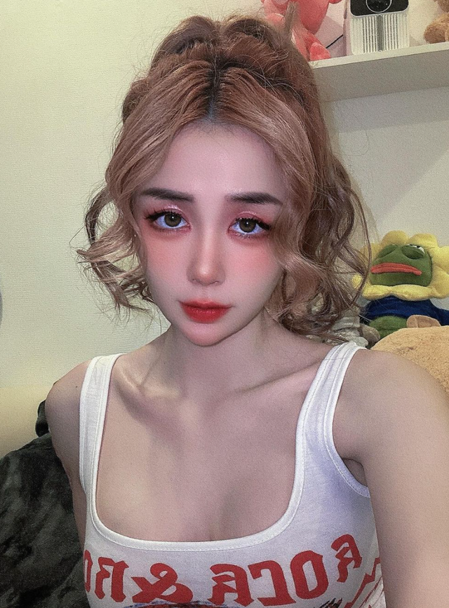 Nhan sắc nổi bật của gái xinh người Việt sẵn sàng chi trăm triệu để làm điều đặc biệt tại EURO- Ảnh 5. Nhan sắc nổi bật của gái xinh người Việt sẵn sàng chi trăm triệu để làm điều đặc biệt tại EURO- Ảnh 5.