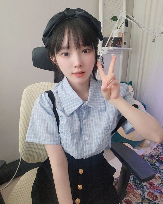 Phong cách đáng yêu, kín đáo khi lên sóng Phong cách đáng yêu, kín đáo khi lên sóng
