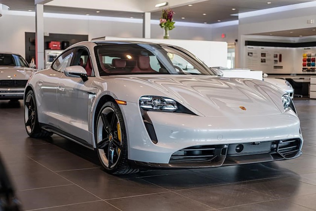 Tụt giá nhanh như cách Porsche Taycan tăng tốc: Chủ xe lỗ gần 3 tỷ đồng sau 4 năm sử dụng - Ảnh 1. Tụt giá nhanh như cách Porsche Taycan tăng tốc: Chủ xe lỗ gần 3 tỷ đồng sau 4 năm sử dụng - Ảnh 1.