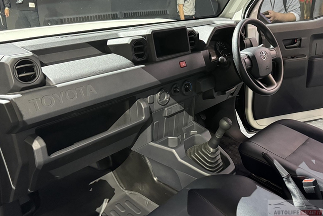 Báo nước ngoài đã có dịp lái thử Toyota Hilux Champ và đây là những đánh giá của họ - Ảnh 3. Báo nước ngoài đã có dịp lái thử Toyota Hilux Champ và đây là những đánh giá của họ - Ảnh 3.