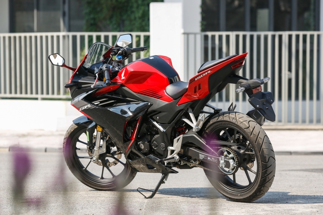 Sau Toyota Fortuner, ca sĩ Đức Phúc tiếp tục chi gần 100 triệu tậu Honda CBR150R tặng bố nhân dịp sinh nhật - Ảnh 3. Sau Toyota Fortuner, ca sĩ Đức Phúc tiếp tục chi gần 100 triệu tậu Honda CBR150R tặng bố nhân dịp sinh nhật - Ảnh 3.