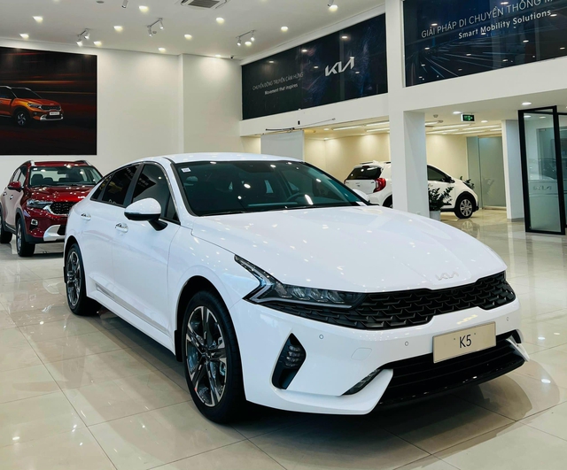 Giá Kia K5 chạm đáy mới: Giảm kỷ lục 139 triệu đồng, rẻ hơn cả Corolla Altis bản tiêu chuẩn - Ảnh 1. Giá Kia K5 chạm đáy mới: Giảm kỷ lục 139 triệu đồng, rẻ hơn cả Corolla Altis bản tiêu chuẩn - Ảnh 1.