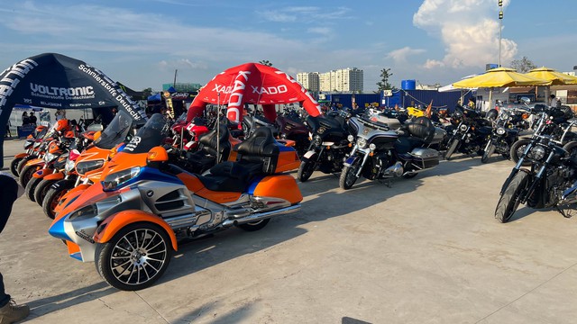 Dàn mô tô cả trăm tỷ quy tụ tại TP.HCM: Nhiều siêu phẩm, xe của Hoàng Kim Khánh cũng góp mặt - Ảnh 10. Dàn mô tô cả trăm tỷ quy tụ tại TP.HCM: Nhiều siêu phẩm, xe của Hoàng Kim Khánh cũng góp mặt - Ảnh 10.