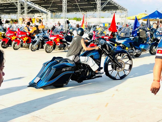 Dàn mô tô cả trăm tỷ quy tụ tại TP.HCM: Nhiều siêu phẩm, xe của Hoàng Kim Khánh cũng góp mặt - Ảnh 13. Dàn mô tô cả trăm tỷ quy tụ tại TP.HCM: Nhiều siêu phẩm, xe của Hoàng Kim Khánh cũng góp mặt - Ảnh 13.