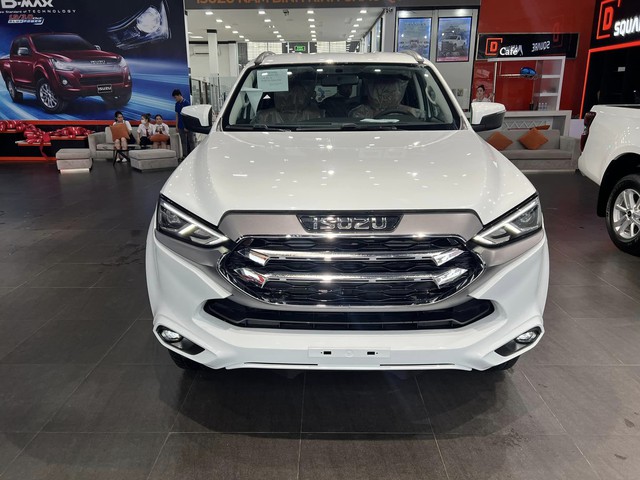 Isuzu mu-X giảm kỷ lục 200 triệu tại đại lý, giá khởi điểm còn 716 triệu, rẻ hơn cả CX-5 và Tucson - Ảnh 2. Isuzu mu-X giảm kỷ lục 200 triệu tại đại lý, giá khởi điểm còn 716 triệu, rẻ hơn cả CX-5 và Tucson - Ảnh 2.