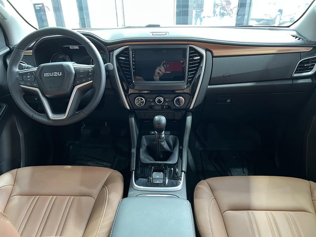 Isuzu mu-X giảm kỷ lục 200 triệu tại đại lý, giá khởi điểm còn 716 triệu, rẻ hơn cả CX-5 và Tucson - Ảnh 3. Isuzu mu-X giảm kỷ lục 200 triệu tại đại lý, giá khởi điểm còn 716 triệu, rẻ hơn cả CX-5 và Tucson - Ảnh 3.