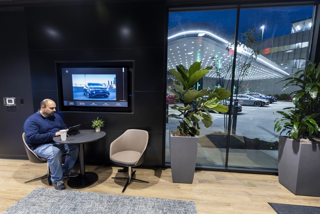 Mercedes-Benz mở trạm sạc siêu sang cho người dùng - Ảnh 11. Mercedes-Benz mở trạm sạc siêu sang cho người dùng - Ảnh 11.