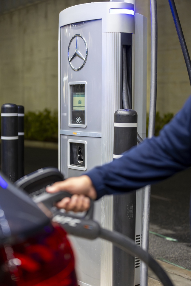 Mercedes-Benz mở trạm sạc siêu sang cho người dùng - Ảnh 8. Mercedes-Benz mở trạm sạc siêu sang cho người dùng - Ảnh 8.