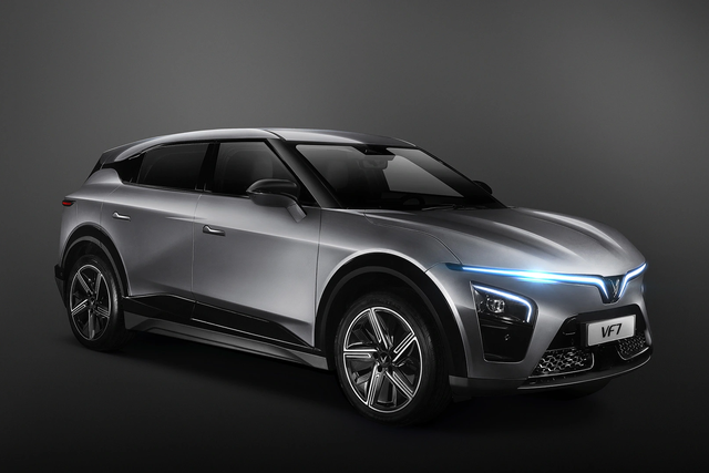 Đây là những khác biệt của 2 bản VinFast VF 7: Chênh hơn 140 triệu nhưng bản Plus mạnh và an toàn hơn hẳn - Ảnh 1. Đây là những khác biệt của 2 bản VinFast VF 7: Chênh hơn 140 triệu nhưng bản Plus mạnh và an toàn hơn hẳn - Ảnh 1.