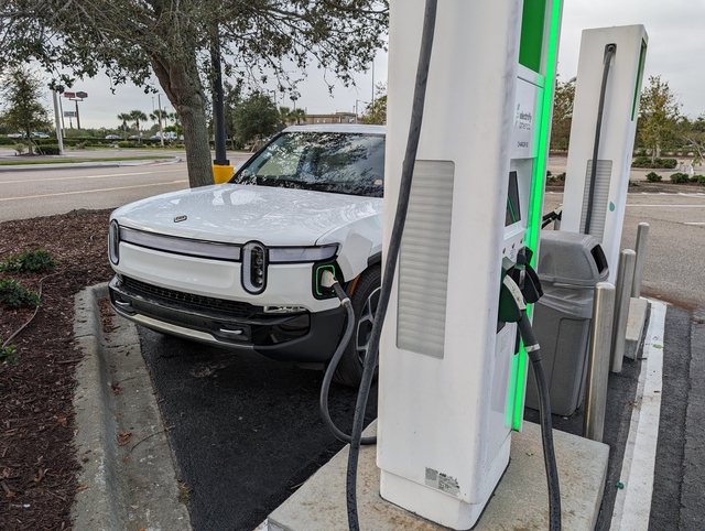 Pin chỉ còn 1%, chủ xe điện cho sạc nhanh và cái kết không mong đợi - Ảnh 2. Pin chỉ còn 1%, chủ xe điện cho sạc nhanh và cái kết không mong đợi - Ảnh 2.