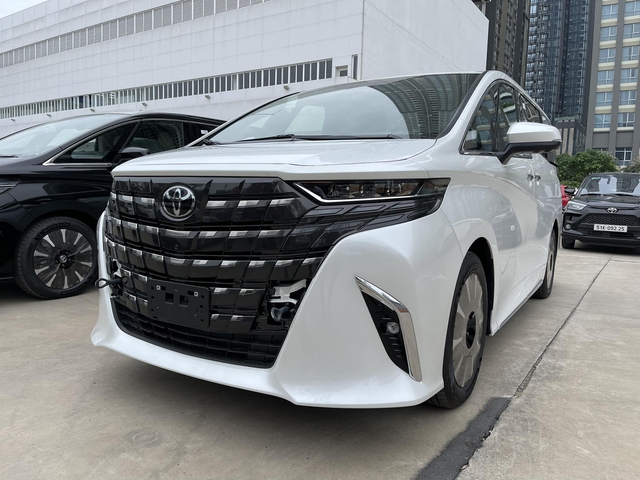 Toyota Alphard 2024 bị bán chênh 300 triệu: Giá lăn bánh bản base hơn 5 tỷ, nhiều nơi găm xe kiếm lời - Ảnh 1. Toyota Alphard 2024 bị bán chênh 300 triệu: Giá lăn bánh bản base hơn 5 tỷ, nhiều nơi găm xe kiếm lời - Ảnh 1.