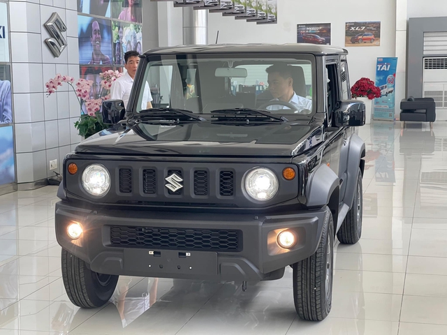 Suzuki Jimny đã về đại lý: Chưa có giá chính thức, dự kiến mở bán đầu năm sau - Ảnh 1.