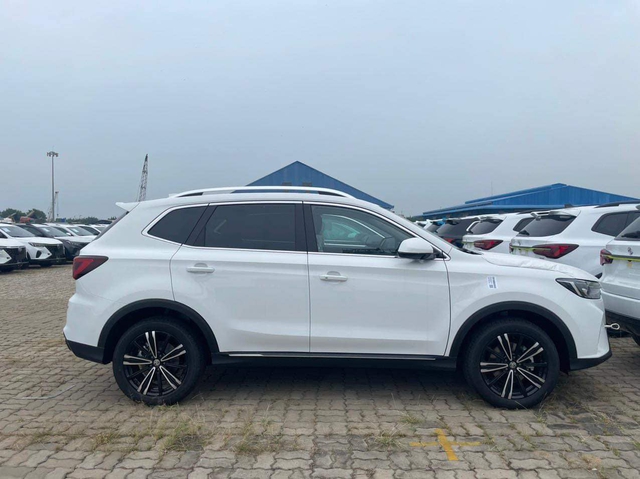 Lô MG RX5 bản tiêu chuẩn đầu tiên về Việt Nam: 'Cắt' nhiều option, giá thấp nhất 644 triệu chỉ ngang Seltos - Ảnh 3. Lô MG RX5 bản tiêu chuẩn đầu tiên về Việt Nam: 'Cắt' nhiều option, giá thấp nhất 644 triệu chỉ ngang Seltos - Ảnh 3.