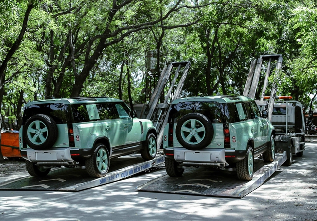 Hai anh em Bình Dương mua cặp Defender giới hạn 5 chiếc tại VN vì quá thích màu xanh, sơn lại cả nhà theo xe - Ảnh 2. Hai anh em Bình Dương mua cặp Defender giới hạn 5 chiếc tại VN vì quá thích màu xanh, sơn lại cả nhà theo xe - Ảnh 2.