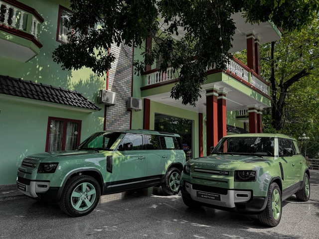 Hai anh em Bình Dương mua cặp Defender giới hạn 5 chiếc tại VN vì quá thích màu xanh, sơn lại cả nhà theo xe - Ảnh 3. Hai anh em Bình Dương mua cặp Defender giới hạn 5 chiếc tại VN vì quá thích màu xanh, sơn lại cả nhà theo xe - Ảnh 3.