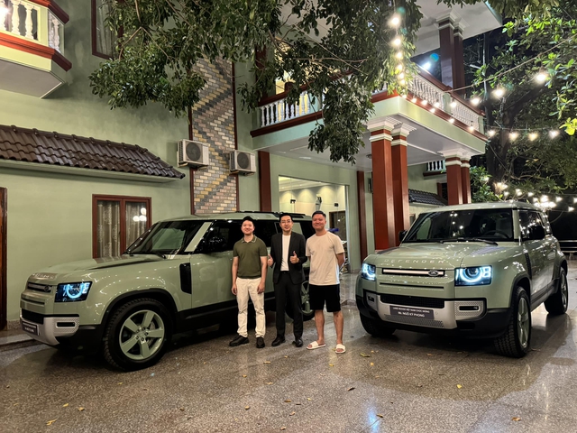 Hai anh em Bình Dương mua cặp Defender giới hạn 5 chiếc tại VN vì quá thích màu xanh, sơn lại cả nhà theo xe - Ảnh 1. Hai anh em Bình Dương mua cặp Defender giới hạn 5 chiếc tại VN vì quá thích màu xanh, sơn lại cả nhà theo xe - Ảnh 1.