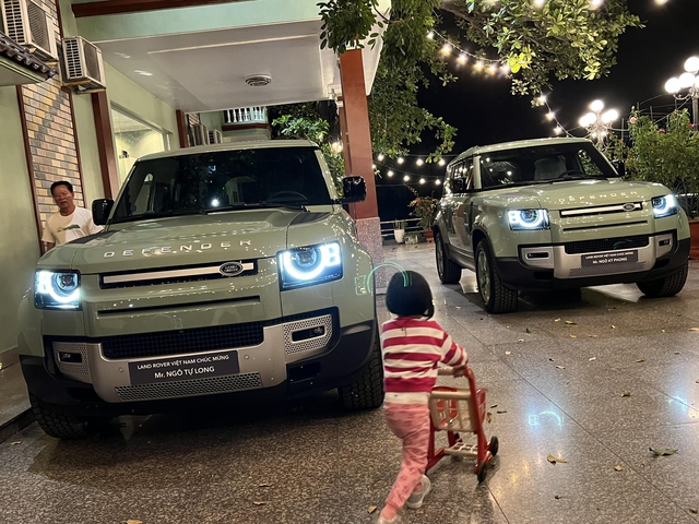Hai anh em Bình Dương mua cặp Defender giới hạn 5 chiếc tại VN vì quá thích màu xanh, sơn lại cả nhà theo xe - Ảnh 7. Hai anh em Bình Dương mua cặp Defender giới hạn 5 chiếc tại VN vì quá thích màu xanh, sơn lại cả nhà theo xe - Ảnh 7.