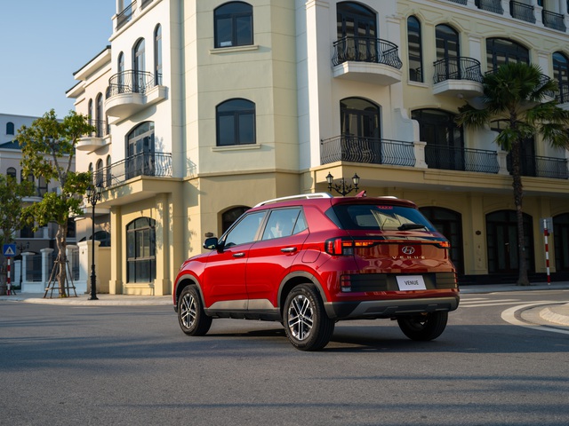 Hyundai Venue chốt giá từ 539 triệu đồng: Hàng ghế sau xuất sắc nhất phân khúc nhưng thua Raize về công nghệ an toàn - Ảnh 4. Hyundai Venue chốt giá từ 539 triệu đồng: Hàng ghế sau xuất sắc nhất phân khúc nhưng thua Raize về công nghệ an toàn - Ảnh 4.