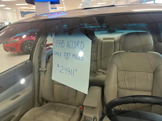 Honda Accord 28 tuổi rao bán cao hơn giá xe mới nhờ mới đi 3.500 km: Giá trị xe cổ hay 'ảo giá'? - Ảnh 3. Honda Accord 28 tuổi rao bán cao hơn giá xe mới nhờ mới đi 3.500 km: Giá trị xe cổ hay 'ảo giá'? - Ảnh 3.