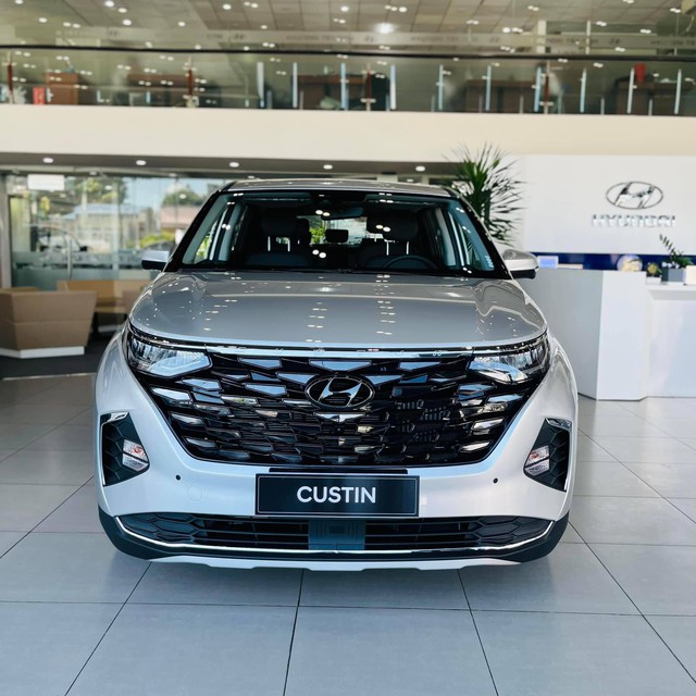 Hyundai Custin giảm 40 triệu đồng tại đại lý, gia tăng sức ép lên Innova Cross - Ảnh 3.