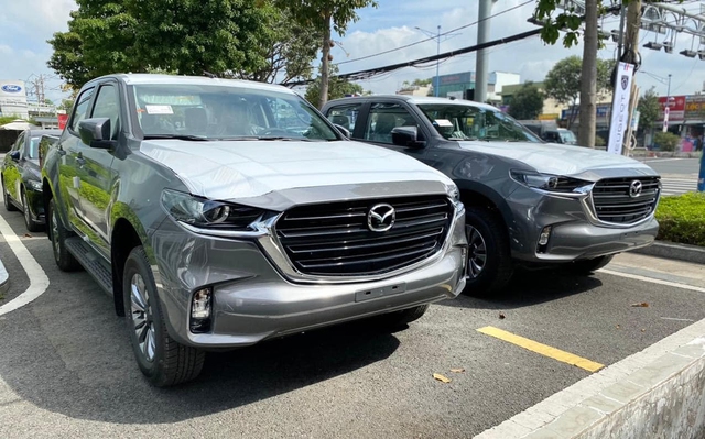 Mazda BT-50 số sàn giảm còn 529 triệu tại đại lý: Rẻ hơn một bậc so với Triton và Ranger, bản AT đã hết hàng - Ảnh 1. Mazda BT-50 số sàn giảm còn 529 triệu tại đại lý: Rẻ hơn một bậc so với Triton và Ranger, bản AT đã hết hàng - Ảnh 1.