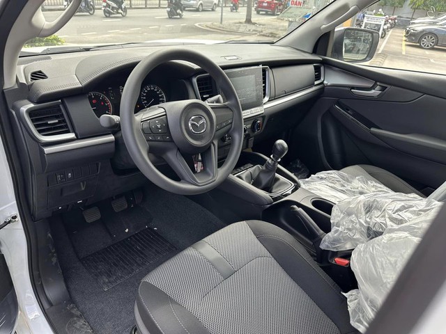 Mazda BT-50 số sàn giảm còn 529 triệu tại đại lý: Rẻ hơn một bậc so với Triton và Ranger, bản AT đã hết hàng - Ảnh 3. Mazda BT-50 số sàn giảm còn 529 triệu tại đại lý: Rẻ hơn một bậc so với Triton và Ranger, bản AT đã hết hàng - Ảnh 3.