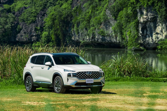 Giá Hyundai Santa Fe Hybrid có đáy mới: Lần đầu về mốc 1,235 tỷ, không còn chạm chân Palisade - Ảnh 1. Giá Hyundai Santa Fe Hybrid có đáy mới: Lần đầu về mốc 1,235 tỷ, không còn chạm chân Palisade - Ảnh 1.